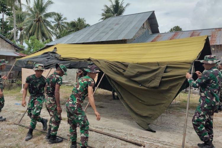 TNI AD Bersihkan Puing Gempa, Warga Kembali Aktif