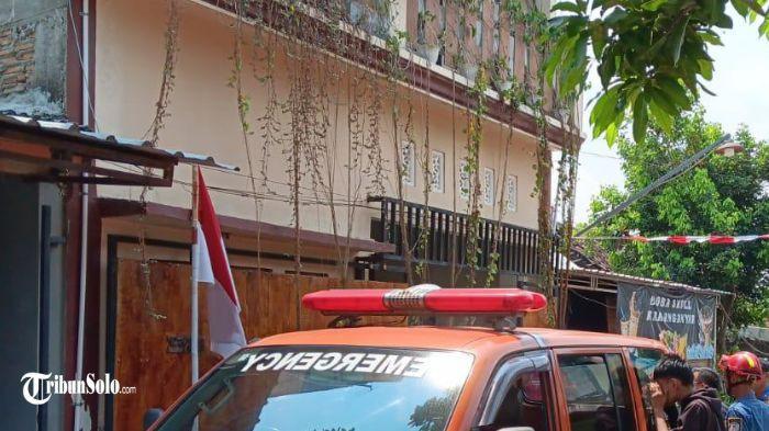Petugas Damkar Karanganyar Evakuasi Warga Obesitas Sakit dengan Kasur