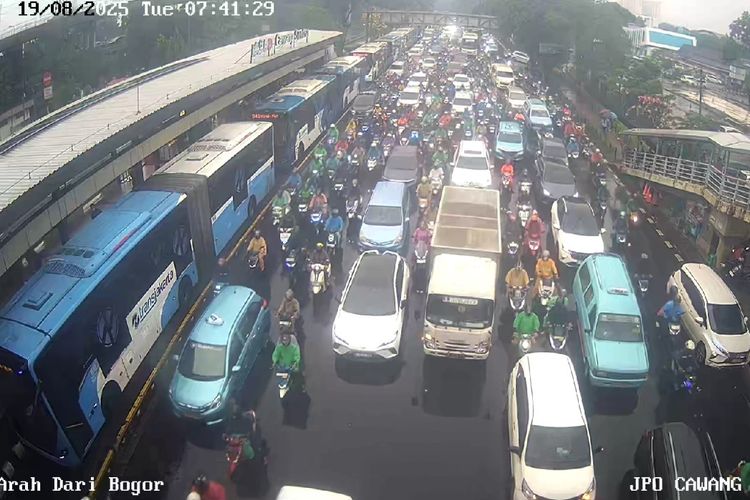 Penyebab Keterlambatan Layanan Transjakarta Selasa Pagi