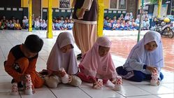 Lomba Agustusan SD Dharma Ibu Tetap Meriah Meski Hujan Turun Sejak Pagi