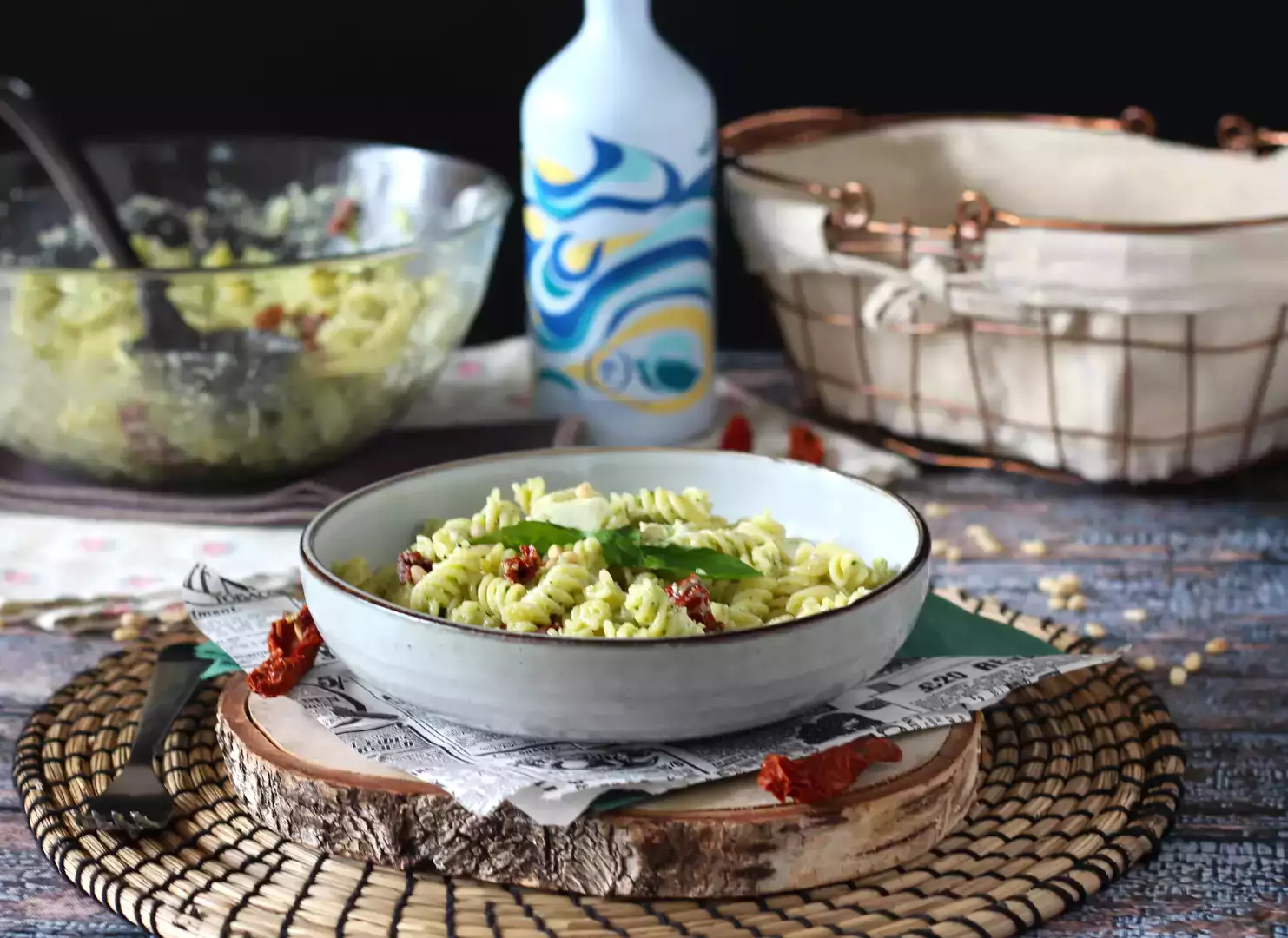 Kalte pasta mit zucchinipesto, büffelmozzarella und getrockneten tomaten