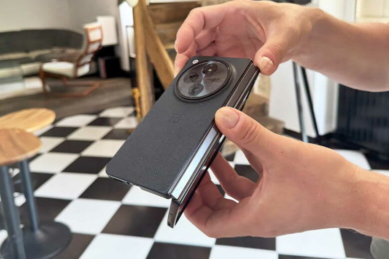 Un smartphone pliable possède une batterie qui doit alimenter deux écrans, ce qui réduit son autonomie. Crédit photo : Alexandre Bonazzi pour NeozOne