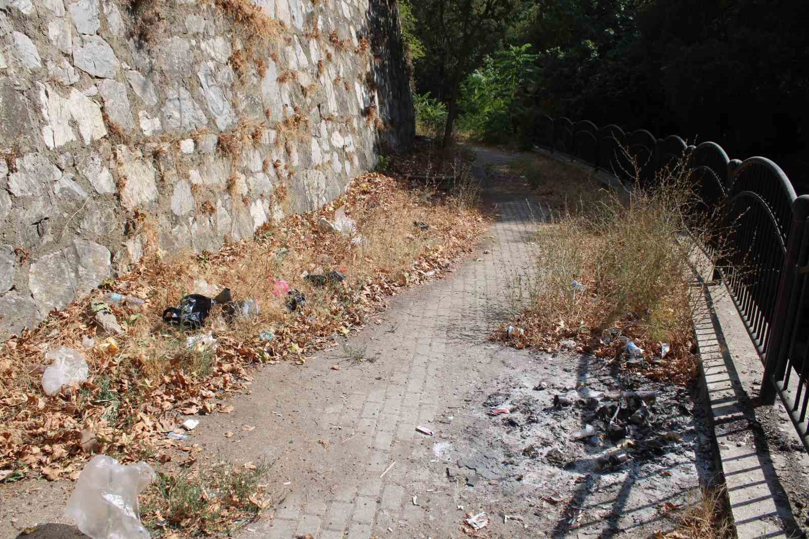 Efeler Belediyesi Pınarbaşı alt yolunu unuttu yol çöplüğe döndü Efeler Belediyesi Pınarbaşı alt yolunu unuttu yol çöplüğe döndü