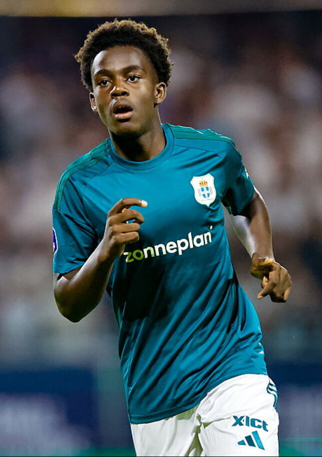 jadiel-pereira-da-gama-debutta-a-15-anni-e-fa-la-storia-dell-eredivisie
