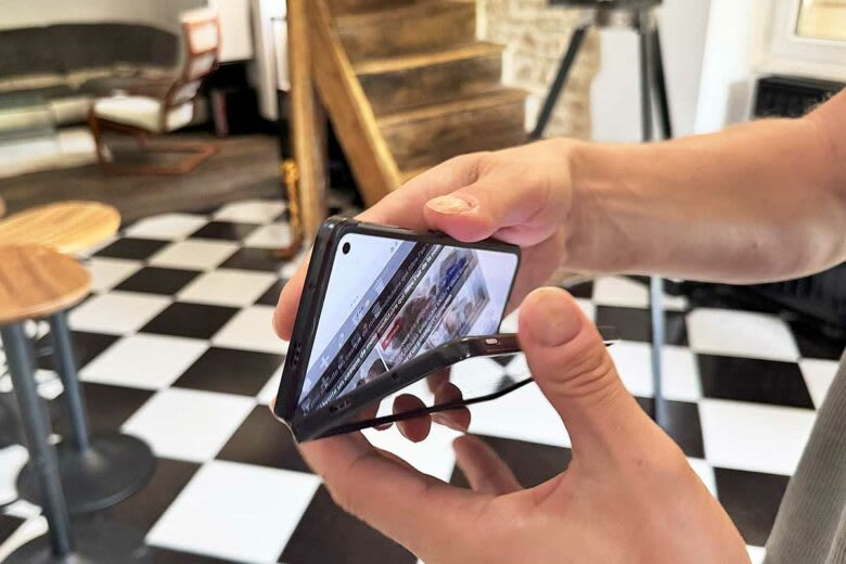 La répétition des ouvertures et des fermetures peut laisser une marque de pli sur l’écran. Crédit photo : Alexandre Bonazzi pour NeozOne