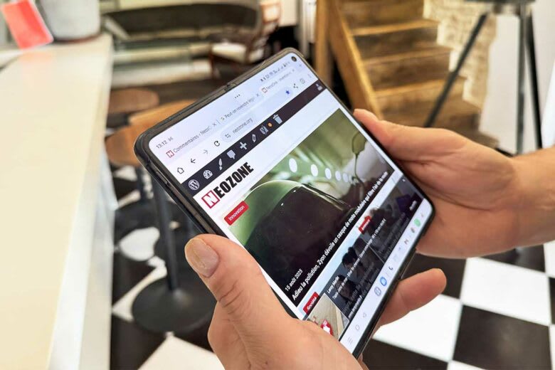 Un téléphone pliable permet de visionner des vidéos et des applications en simultané sur un grand écran. Crédit photo : Alexandre Bonazzi pour NeozOne