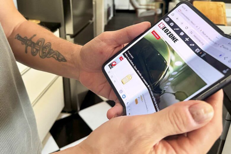 Les smartphones pliables sont à la pointe de la technologie, mais sont aussi les plus chers du marché. Crédit photo : Alexandre Bonazzi pour NeozOne