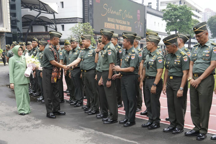 Wakil Panglima TNI Jenderal TNI Tandyo Budi Revita yang sebelumnya menjabat sebagai Wakil Kepala Staf TNI Angkatan Darat mengikuti tradisi pengantaran tugas di Markas Besar TNI Angkatan Darat (Mabesad), Jakarta Pusat, Selasa (19/08/2025). Foto: Dok. Puspen TNI