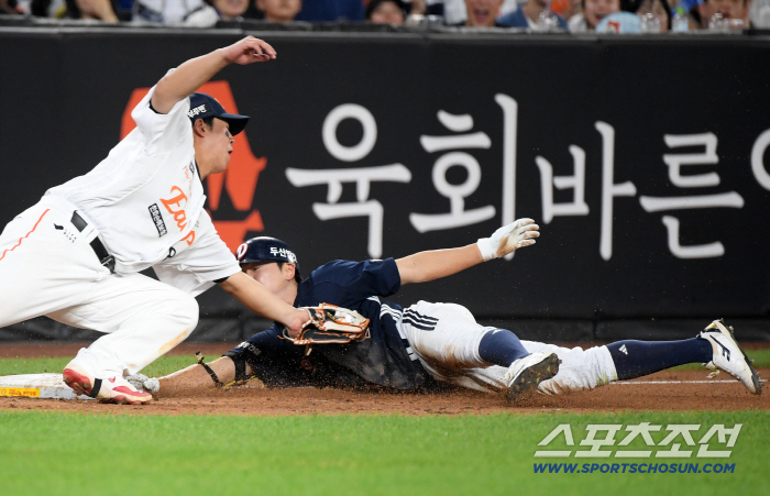 Jung Soo-bin and Roh Si-hwan Sliding to Avoid Tags