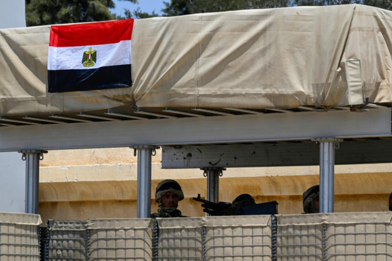 جنود مصريون في نقطة مراقبة عند الجانب المصري من معبر رفح الحدودي مع قطاع غزة في 18 آب/أغسطس 2025