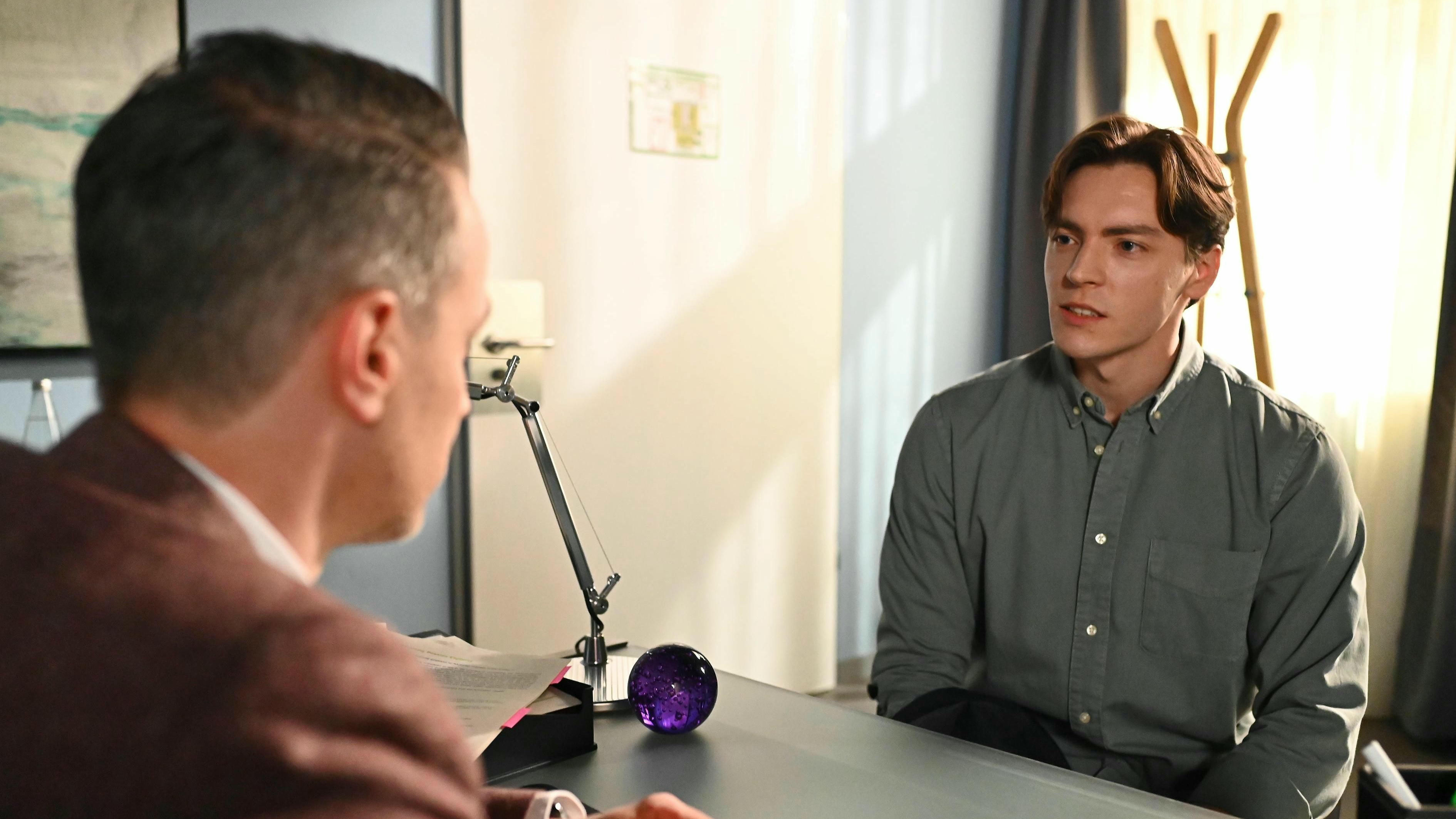 Kilian (Marc Dumitru, l.) wird von Johannes (Maximilian Schneider) bedroht.