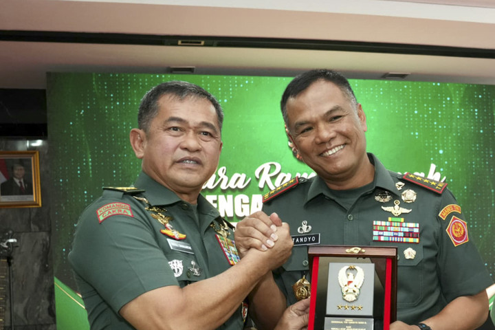 Wakil Panglima TNI Jenderal TNI Tandyo Budi Revita yang sebelumnya menjabat sebagai Wakil Kepala Staf TNI Angkatan Darat mengikuti tradisi pengantaran tugas di Markas Besar TNI Angkatan Darat (Mabesad), Jakarta Pusat, Selasa (19/08/2025). Foto: Dok. Puspen TNI