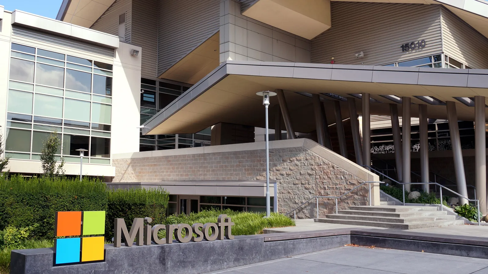 Microsoft’s AI leader says creating artificial superintelligence is not ...