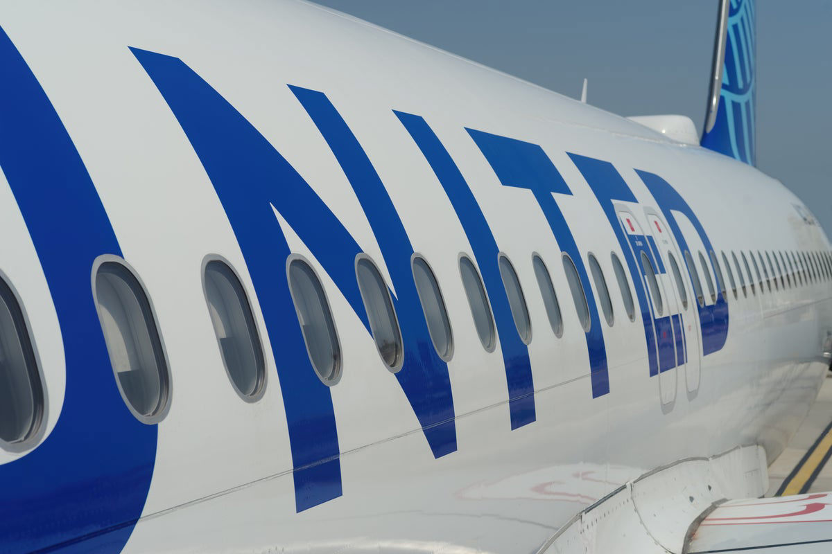 United Airlines faces lawsuit after selling windowless window seats United Airlines faces lawsuit after selling windowless window seats