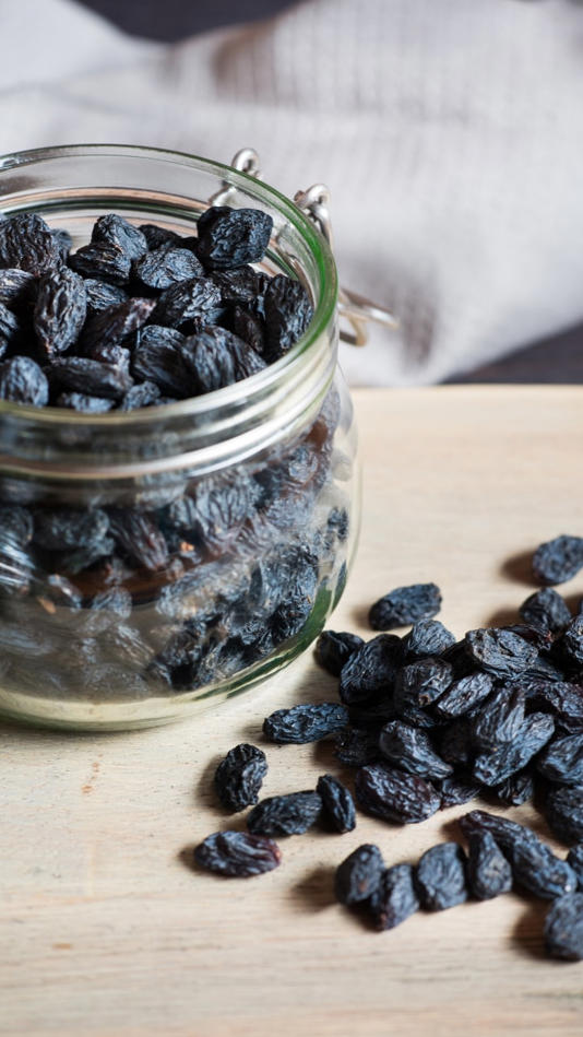 How black raisins and milk may help alleviate constipation