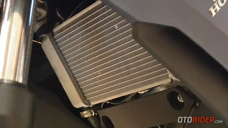 Mesin Tenang Dengan Kisi-Kisi Radiator Terawat