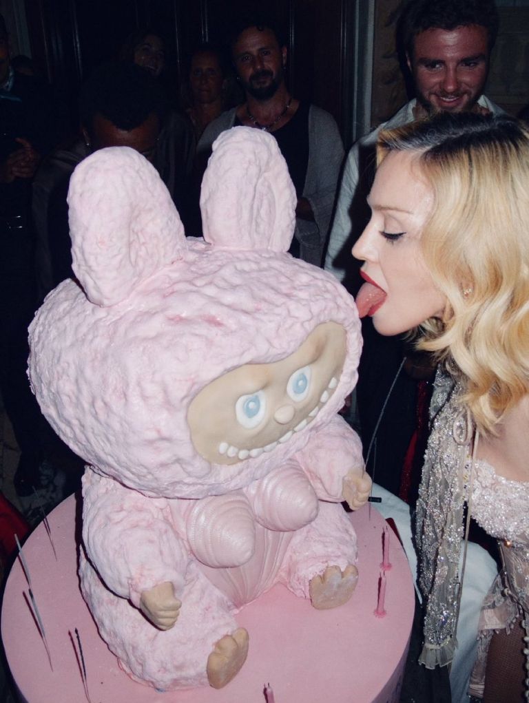 Madonna junto a su pastel de cumpleaños. (Créditos: Instagram / @madonna)
