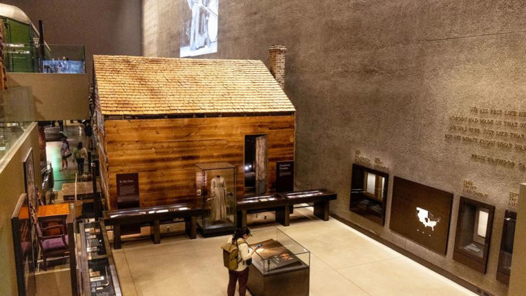 Exposición de una cabaña de esclavos en el Museo Nacional Smithsonian de Historia y Cultura Afroamericanas, el 4 de abril.