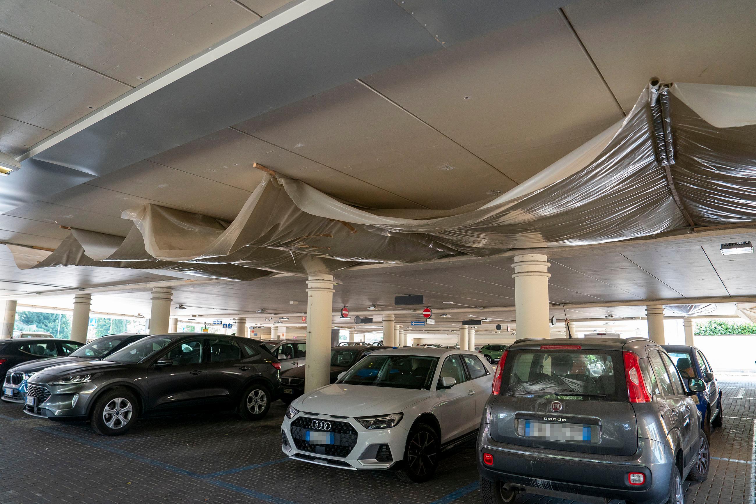 parcheggio-coperto-ortomercato-a-imola-ansia-per-le-infiltrazioni-dal