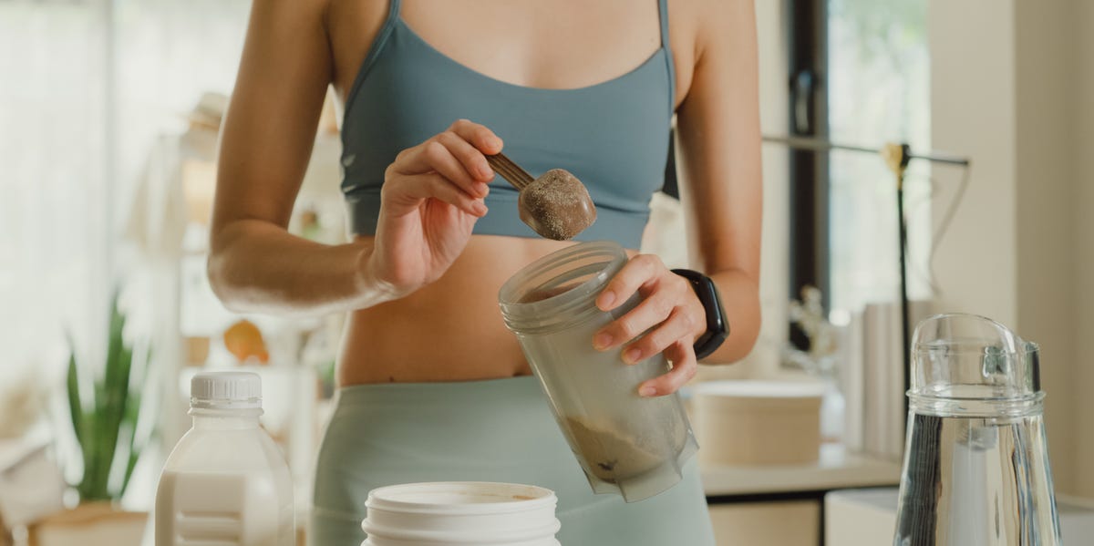 Dietitians warn you should never mix this with your protein powder