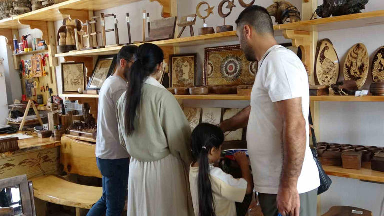 Bahçesaray'ın ceviz ağaçları sanat eserine dönüşüyor