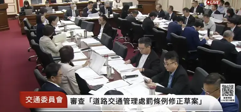▲今（20）日交通委員會初審通過修正道路交通管理處罰條例第十六條，改裝噪音車最高罰3600元、逾期15天未驗就扣牌。（圖／翻攝自國會頻道）