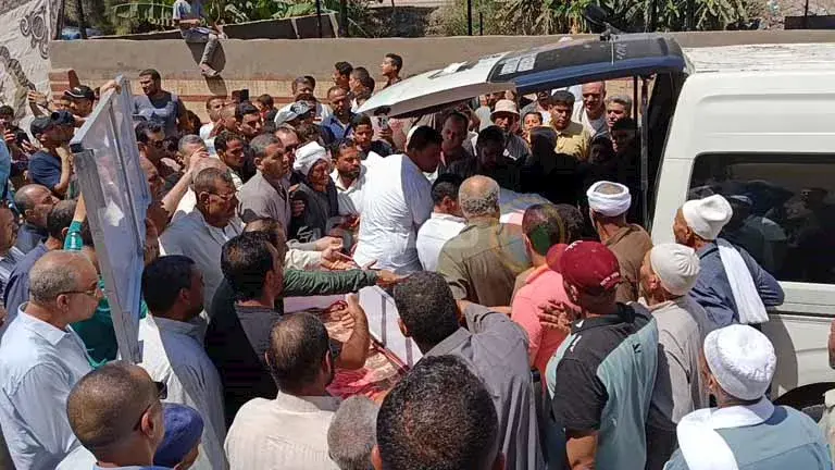 الشناوي يرافق جثمان والده (17)