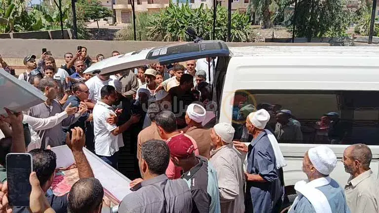 الشناوي يرافق جثمان والده (16)