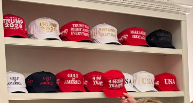 Nhiều mẫu nón được ông Trump trưng bày, trong đó gây ấn tượng và được bàn luận nhiều nhất là hai chiếc mũ "Trump 2028" và "4 more years" - Ảnh: X