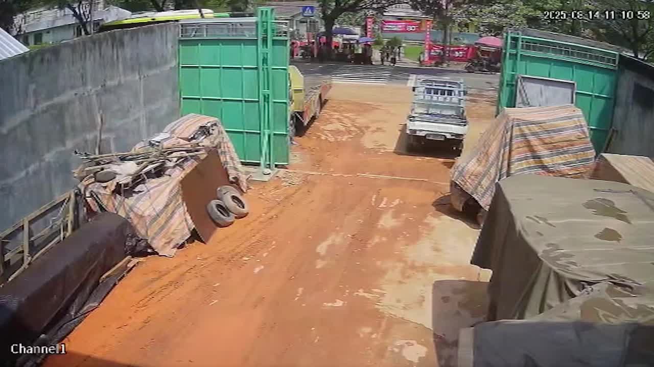Container falls from truck injuring nine school children in Indonesia
