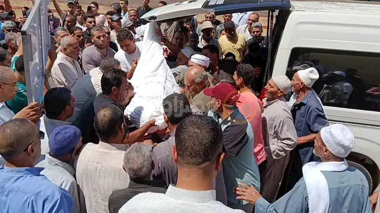 الشناوي يرافق جثمان والده (12)