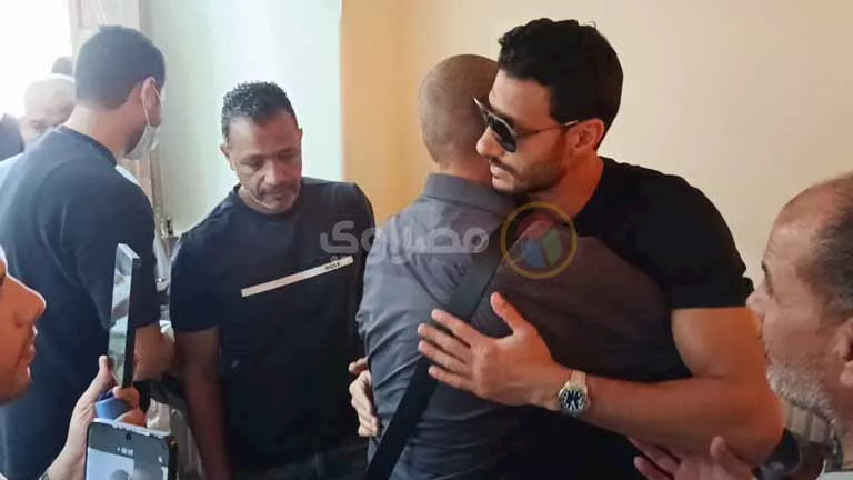 الشناوي يرافق جثمان والده (4)