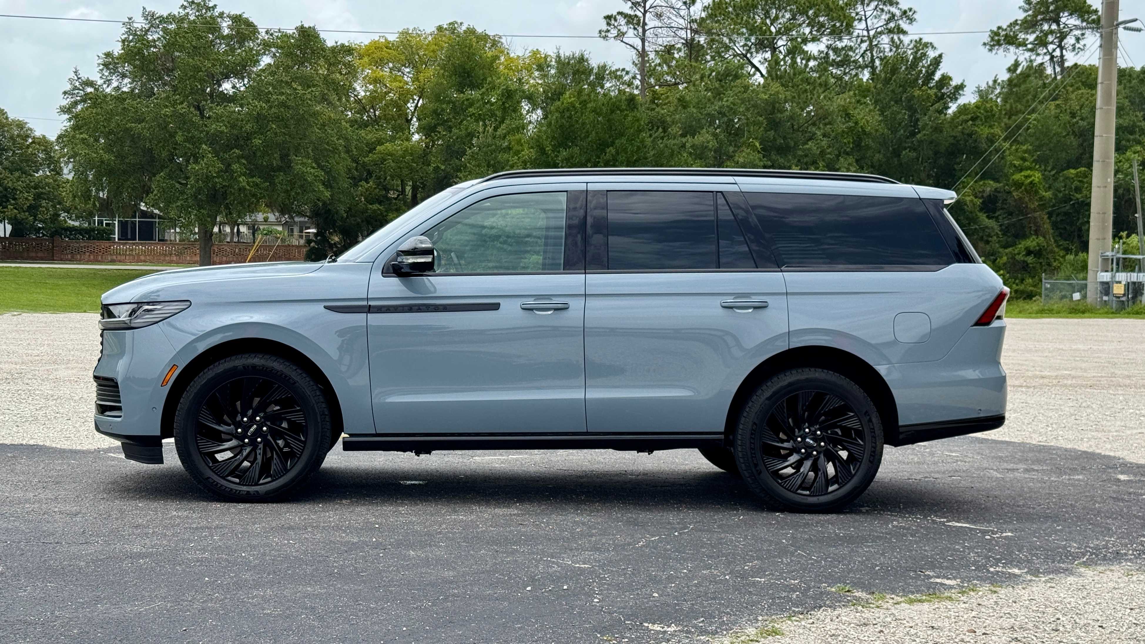 2025 Lincoln Navigator side