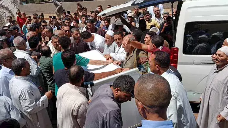 الشناوي يرافق جثمان والده (13)