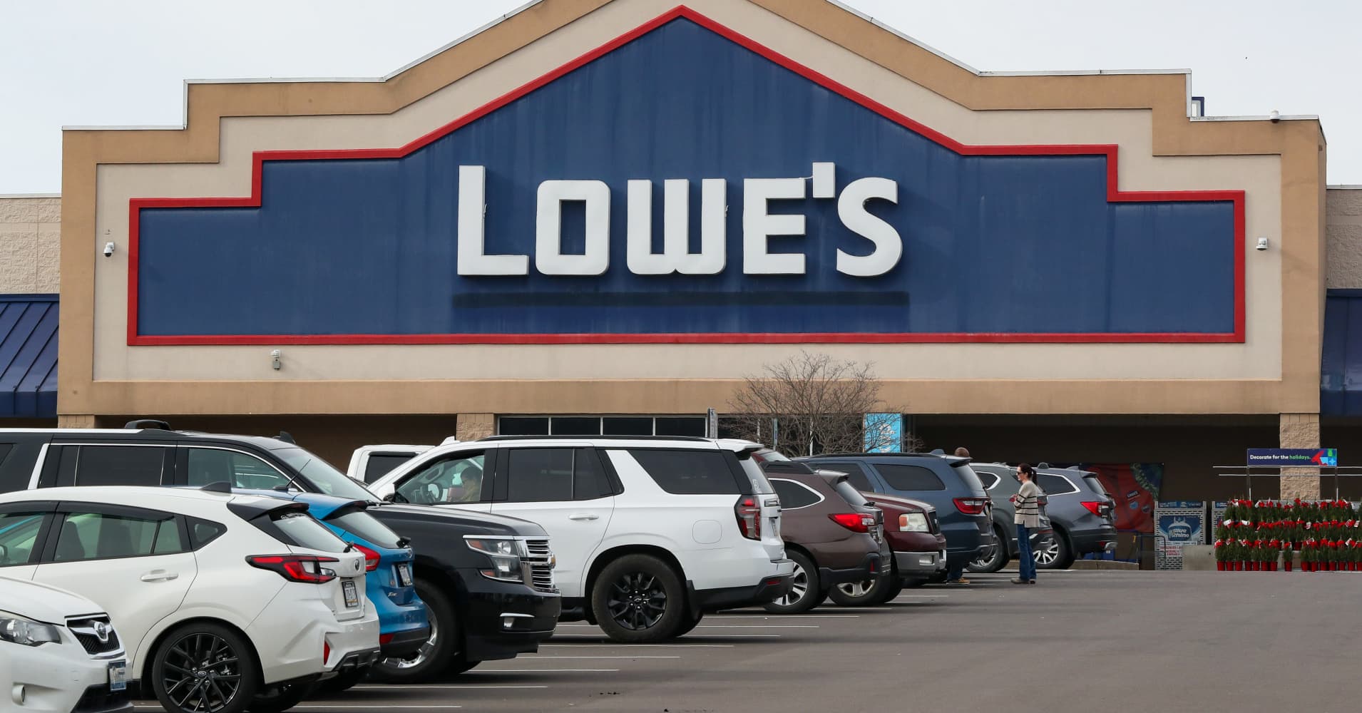 Lowe's beats on quarterly earnings, buys home pros business for $8.8 ...