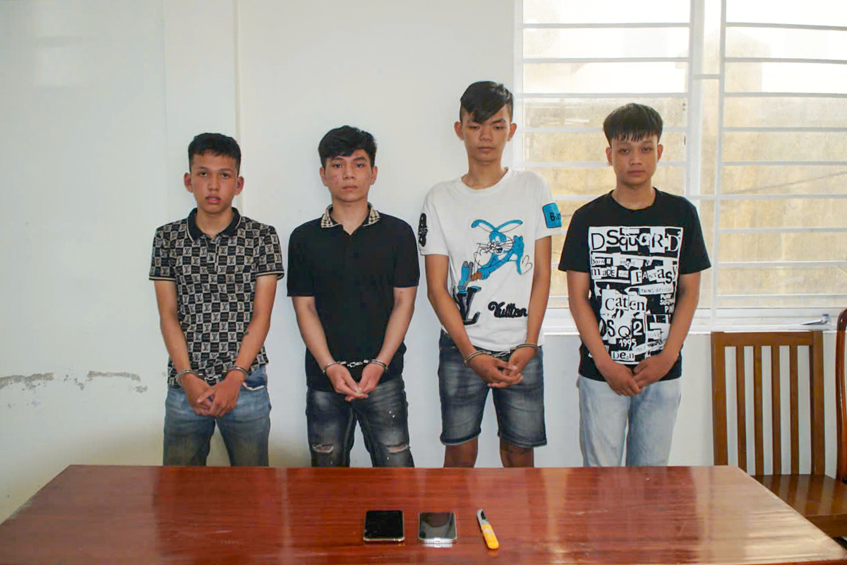 Nhóm thanh thiếu niên cầm dao chặn đường, cướp tài sản