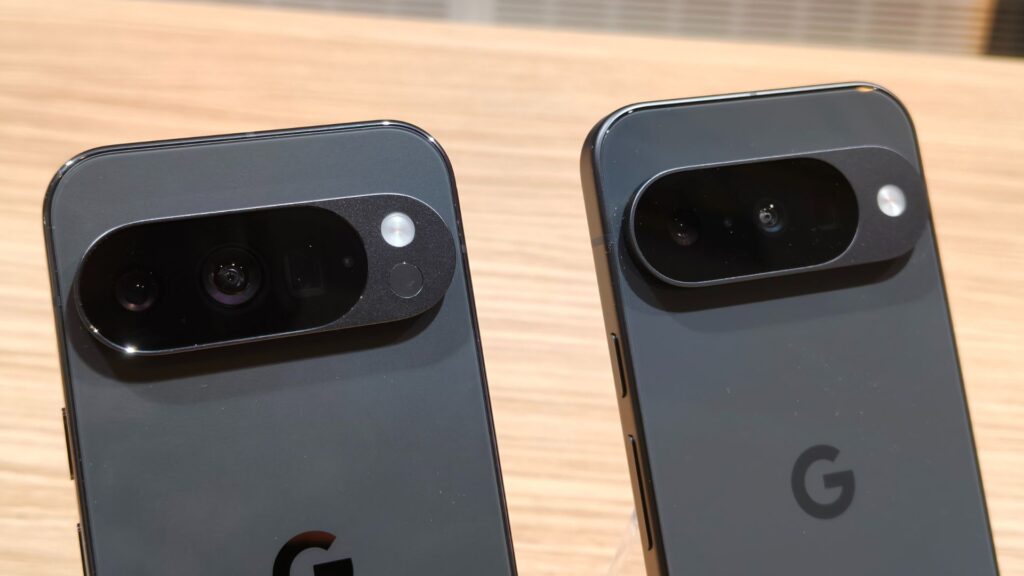 Un Pixel 10 Pro et un Pixel 10 // Source : Numerama