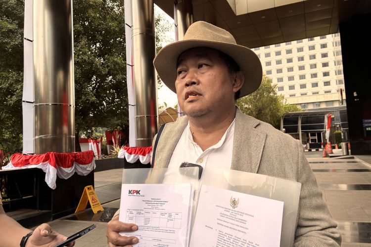 Koordinator Masyarakat Anti Korupsi Indonesia (MAKI), Boyamin Saiman di Gedung Merah Putih KPK, Jakarta, Rabu (20/8/2025).