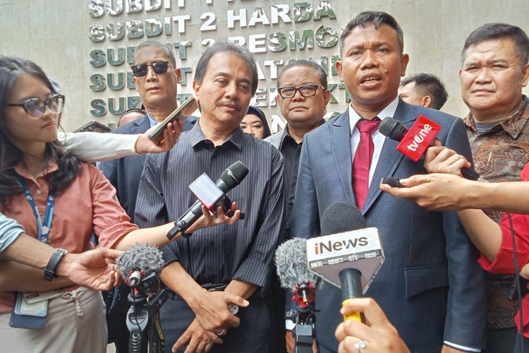 Roy Suryo bersama kuasa hukumnya, Ahmad Khozinudin memberikan keterangan kepada awak media sebelum menjalankan pemeriksaan terkait kasus ijazah palsu Jokowi di Polda Metro Jaya, Jakarta Selatan, Rabu (20/8/2025)