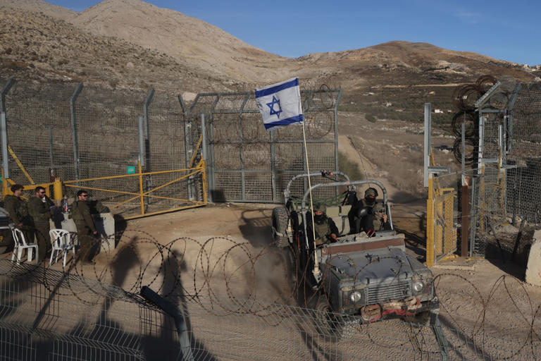 (241216) -- ALTOS DEL GOLAN, 16 diciembre, 2024 (Xinhua) -- Imagen del 15 de diciembre de 2024 de tropas israelíes vistas cerca de la zona de amortiguamiento en los Altos del Golán. El Gobierno israelí aprobó el domingo un plan para ampliar los asentamientos en los Altos del Golán, un territorio sirio ocupado actualmente por Israel, de acuerdo con un comunicado de la oficina del primer ministro israelí, Benjamin Netanyahu. (Xinhua/Jamal Awad) (rtg) (ah) (ce)