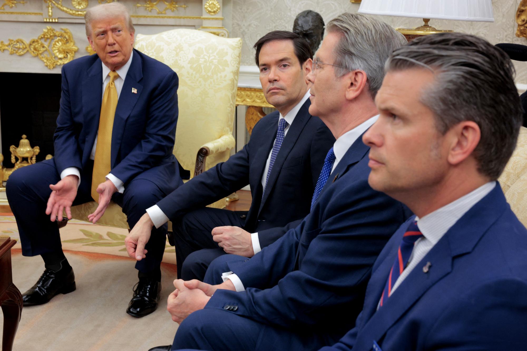 Les États-Unis ont annoncé prendre de nouvelles sanctions contre la Cour pénale internationale pour ses enquêtes impliquant les États-Unis et Israël. (Photo de Donald Trump entouré notamment du secrétaire d’État Marco Rubio)