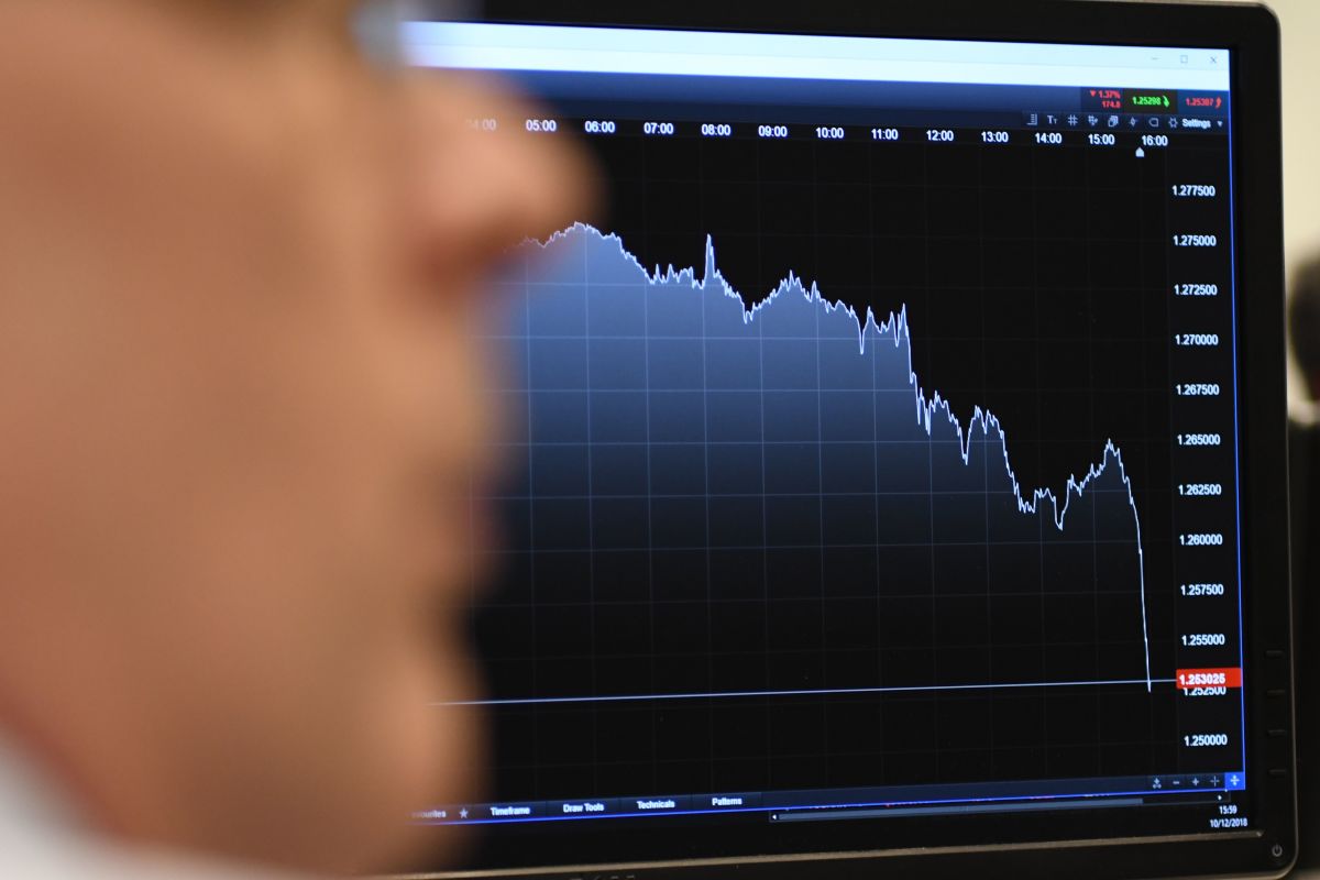 Top analyst says buy the dip as XRP slides