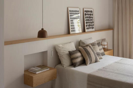 La pared del cabecero de la cama puede aportar mucho desde el punto de vista decorativo y práctico. María Pujol.
