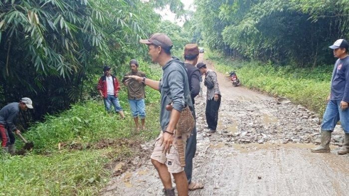 Bupati Lebak Tanyakan Dana Desa ke Kades yang Mobil Mewah, Jalan Masih Rusak?