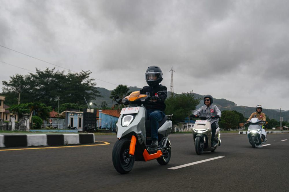 Mengapa Motor Listrik Tidak Sepopuler Mobil Listrik di Indonesia?