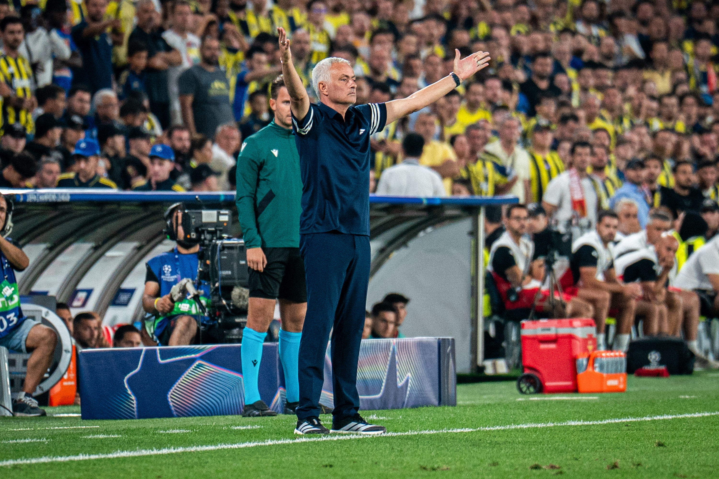 Mourinho respecteert speelstijl Benfica: 'Ik speelde ooit in Barcelona met  tien verdedigers', image size:3000x2000