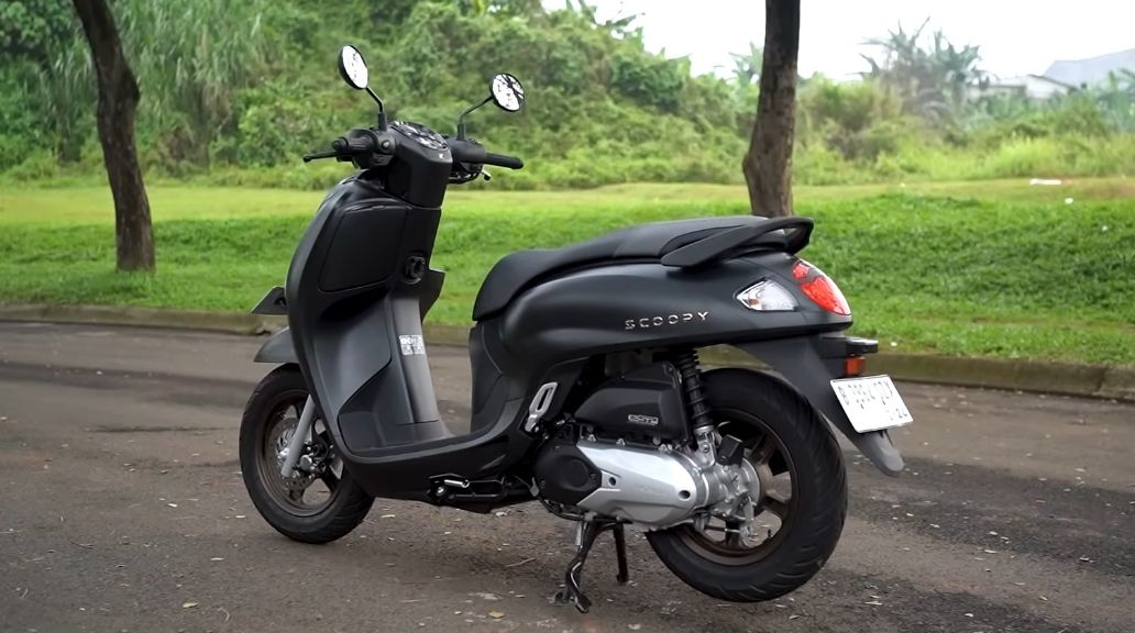Memutar Baut Oli Motor