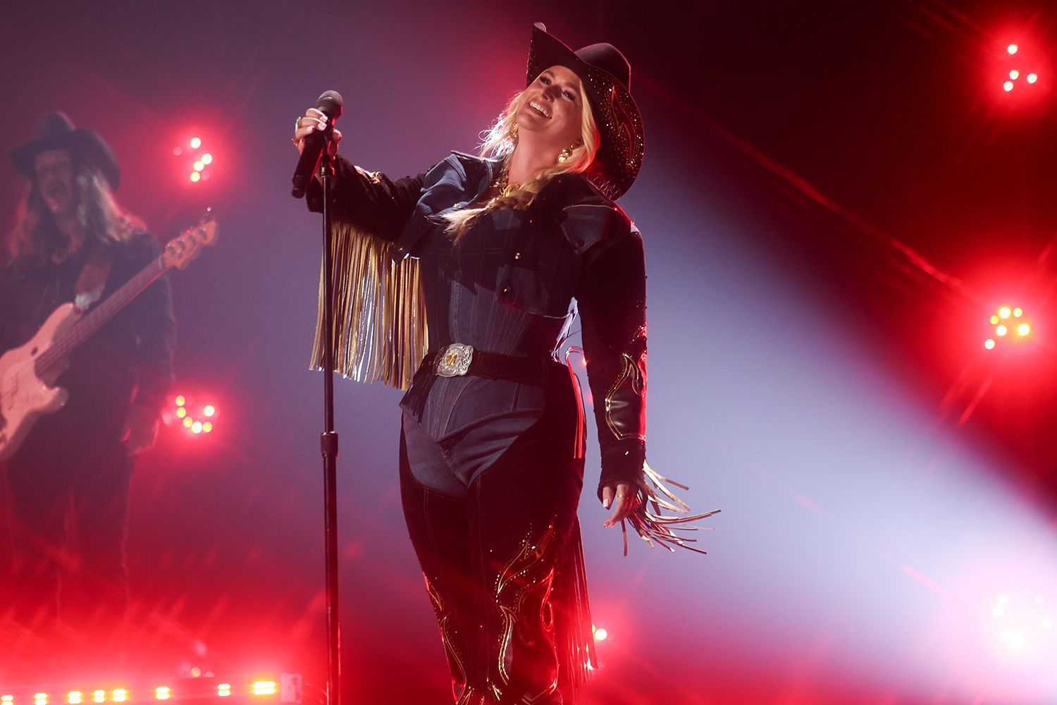 Miranda Lambert Has a Saucy Response to a Fan Throwing a Bra Onstage(02)