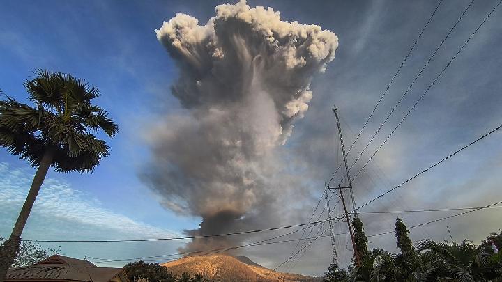 Status Awas Letusan Gunung Lewotobi Laki-laki Turun ke Siaga