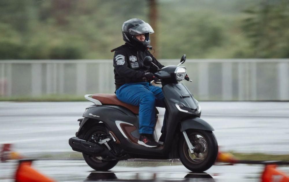 Mengapa Motor Listrik Tidak Sepopuler Mobil Listrik di Indonesia?